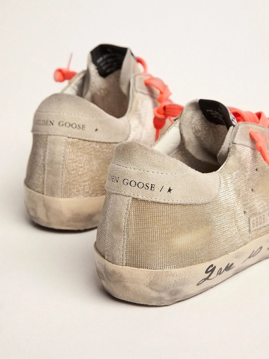 Sneakers Super-Star dorate con motivo a scacchi e scritta a mano sulla linguetta 